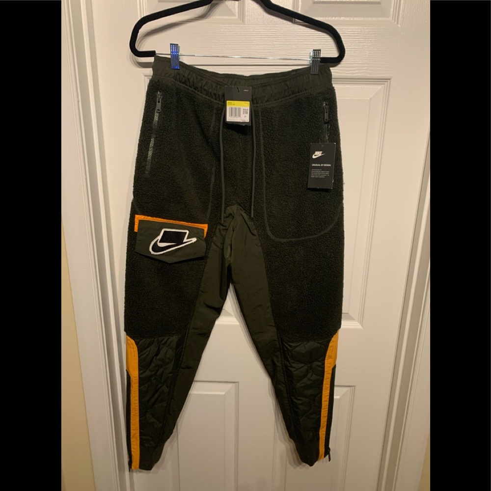 Nike fleece pants. NWT. New defects.